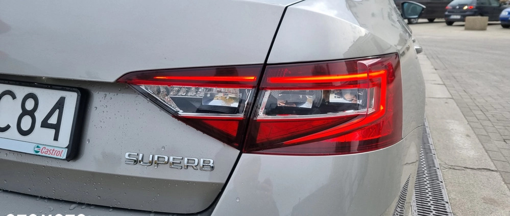 Skoda Superb cena 61900 przebieg: 298700, rok produkcji 2017 z Wojkowice małe 596